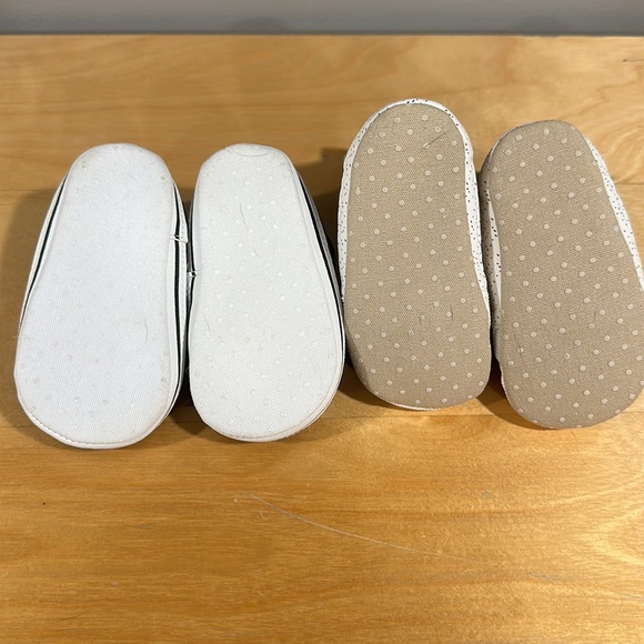 2 pairs CARTERS of baby boy crib shoe size 3-6 months - Picture 4 of 15
